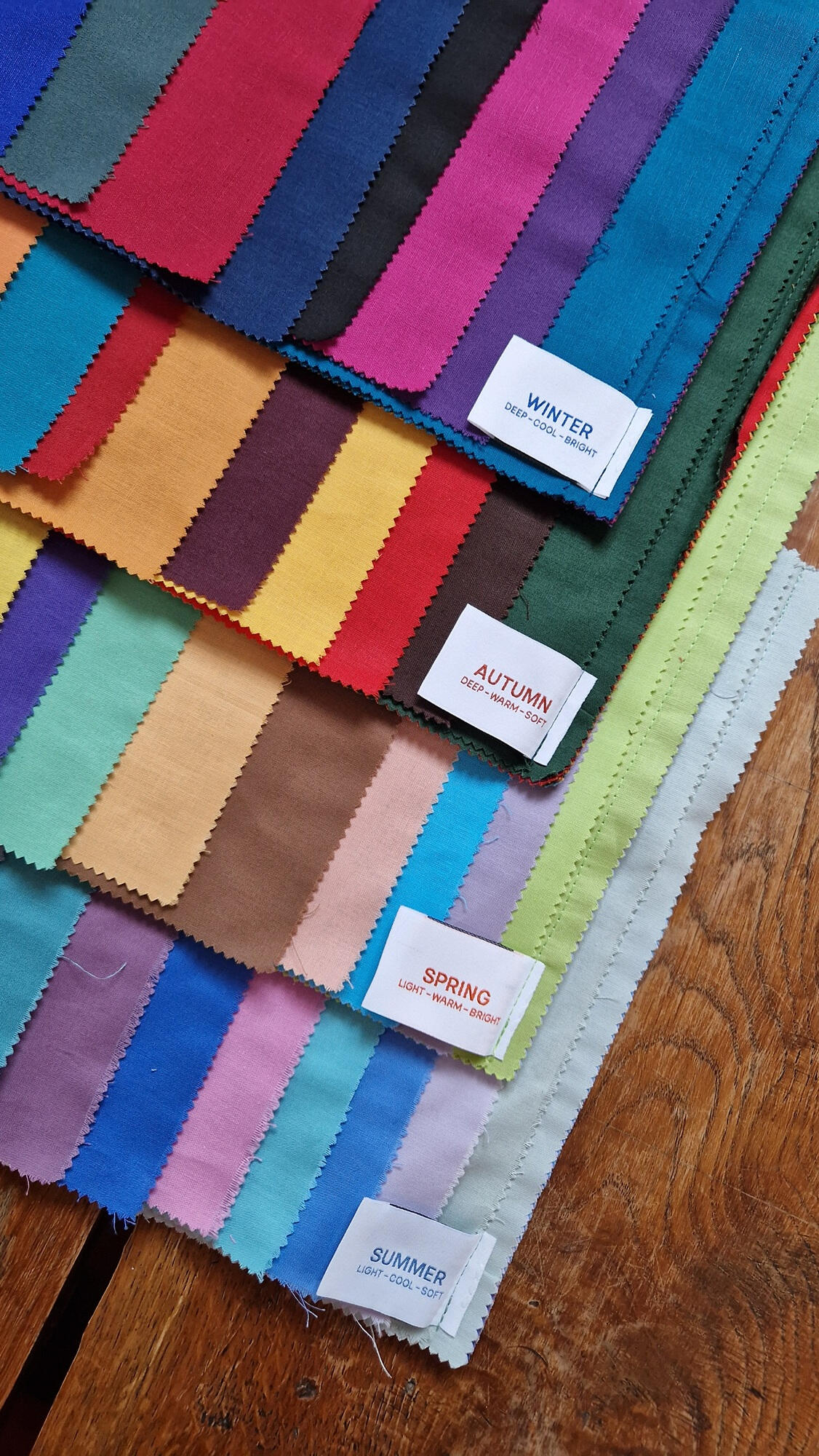 Nuanciers de colorimétrie de Lyze, organisés par palette saisonnière